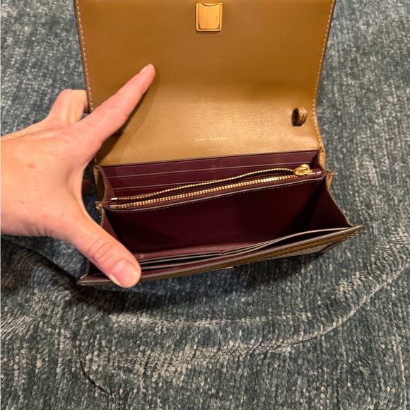 Tory Burch Logo Jacquard Attaché Wallet - Picture 5 of 8